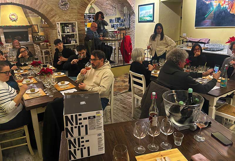 Wine tasting in Umbria – Trebbiano Spoletino by Cantina Annesanti with Valentina Dugo at Tipico Osteria Montone