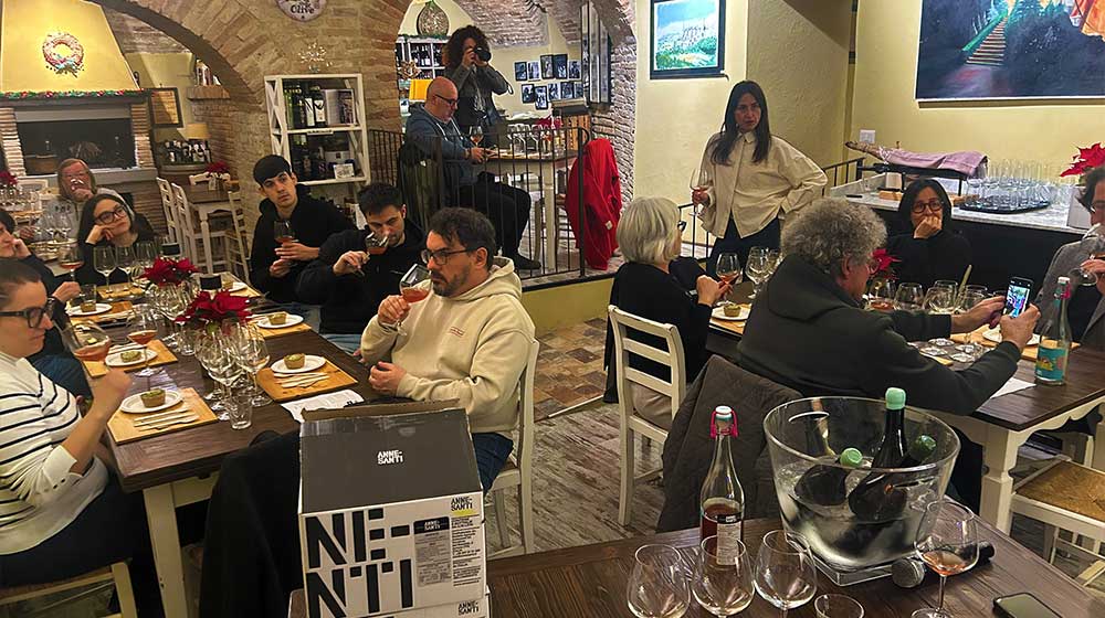 Wine tasting in Umbria – Trebbiano Spoletino by Cantina Annesanti with Valentina Dugo at Tipico Osteria Montone