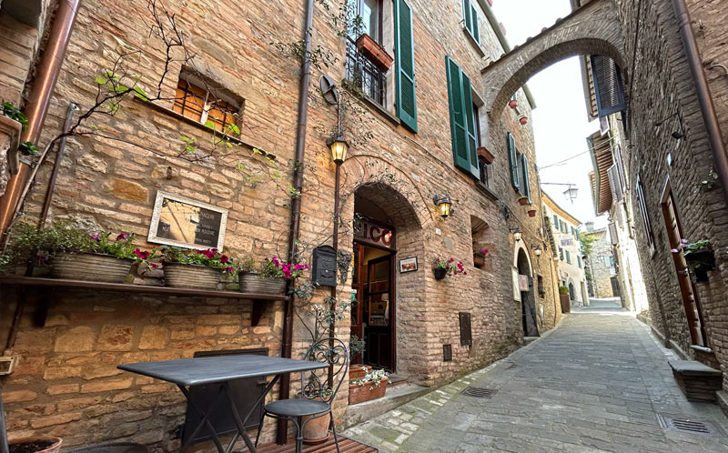 Contact the Innkeeper of Tipico Osteria Montone restaurants Umbria Italy